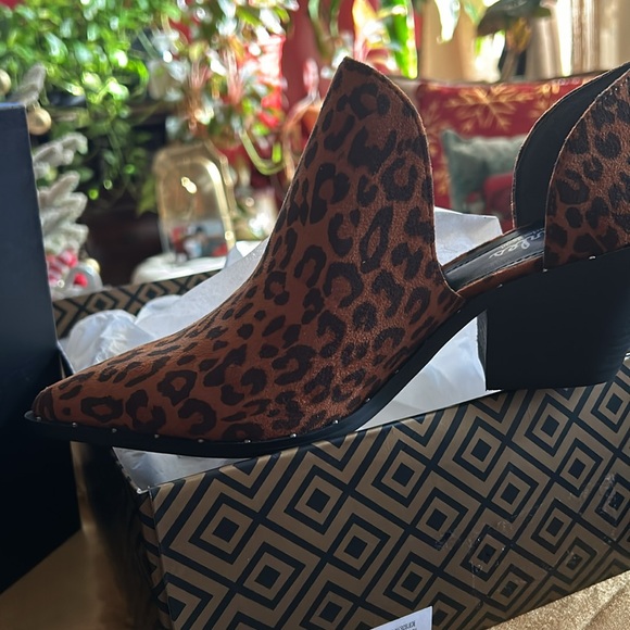 NWB Animal print ! - Picture 2 of 6